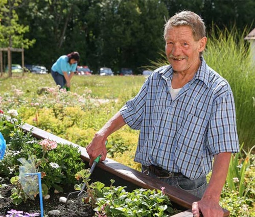 Man bei der Gartenarbeit in einer Gärtnerei des DORNAHOF